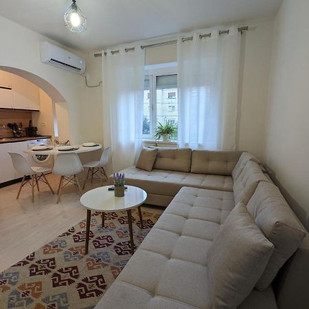 Modern Cozy Apartment 10 Min Walk To Skanderbeg Square تيرانا المظهر الخارجي الصورة